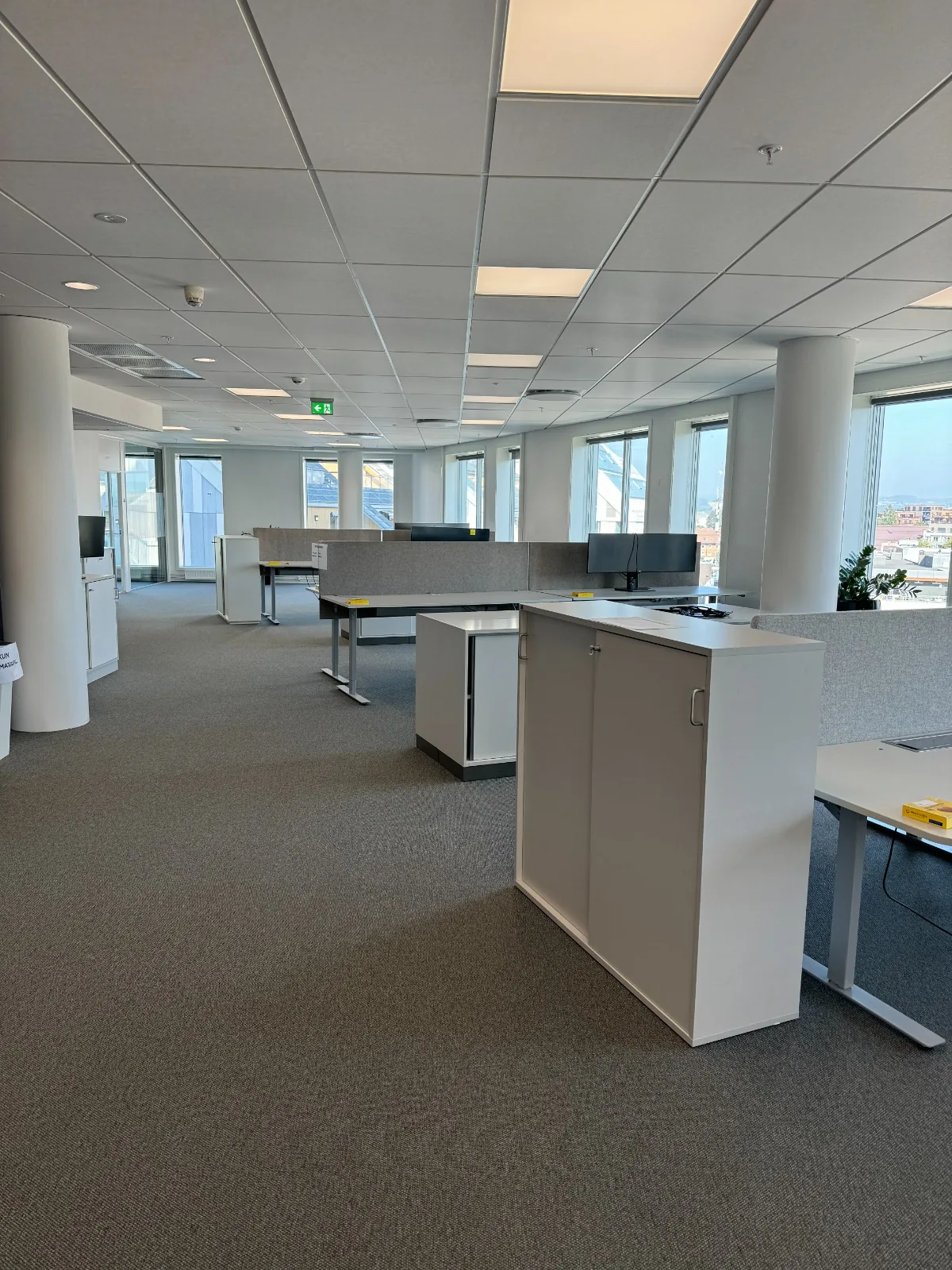 Kontorlandskap med arbeidsstasjoner hos BORI