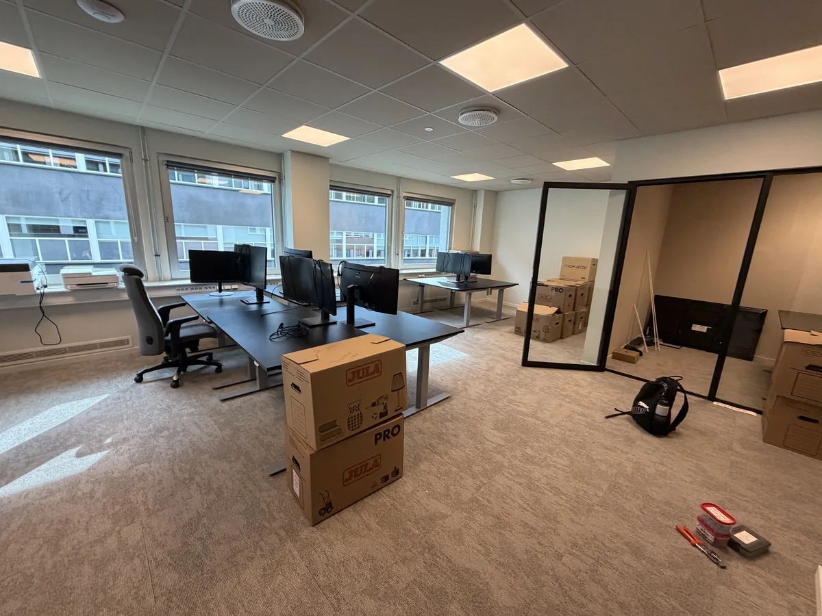 Kontorlandskap med arbeidsplasser og flytteesker under oppdraget for Meyerhaugen