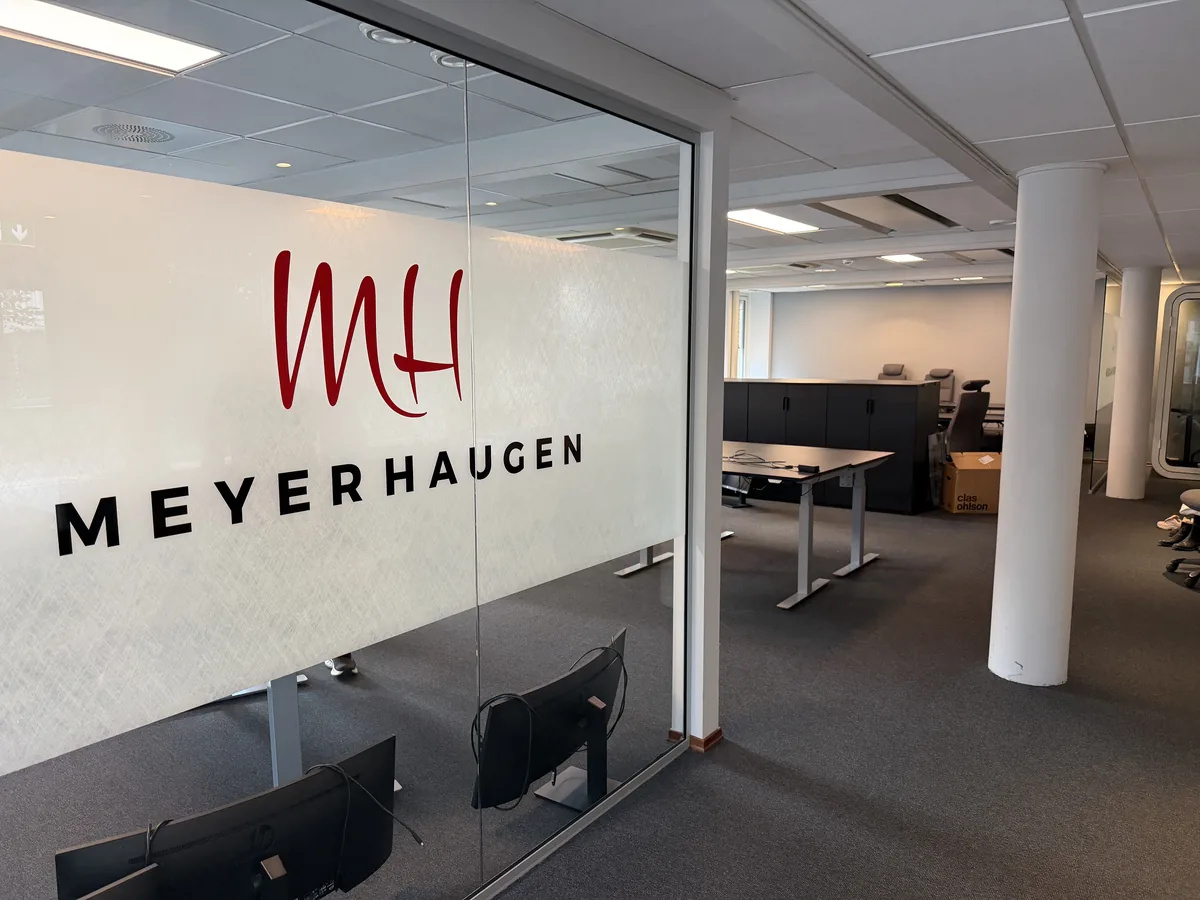 Meyerhaugen-logo på glassvegg ved kontorlokalene