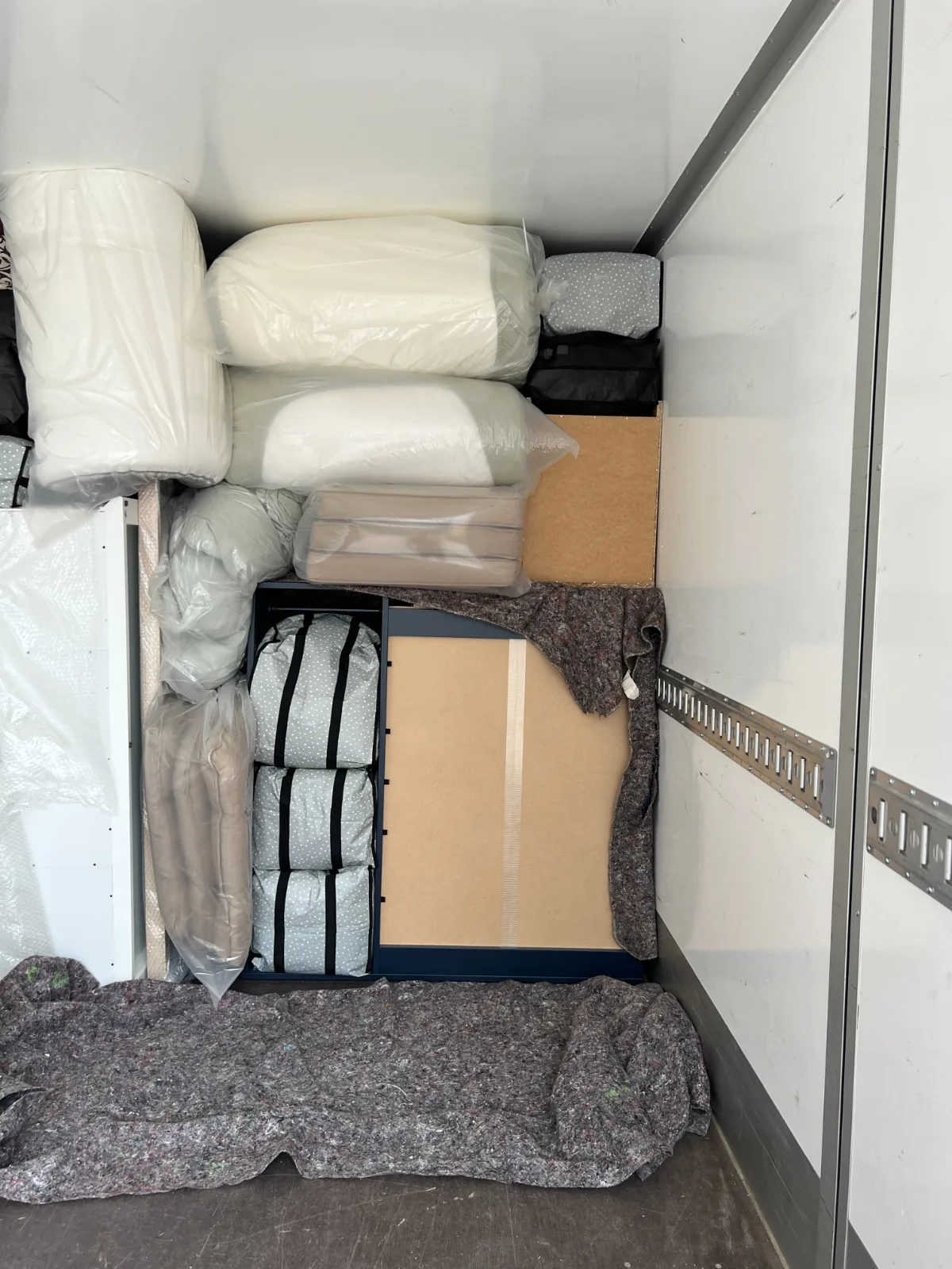 Møbler pakket og sikret med stropper i flyttebilen